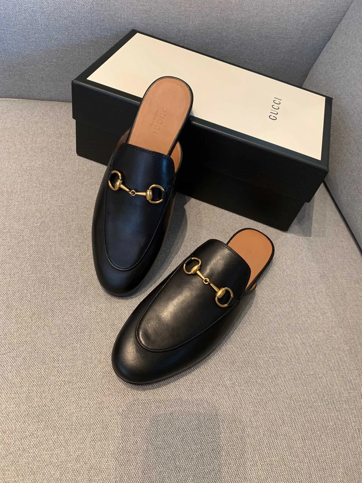 👟👟Ex-factory price 360👟👟 Women's Shoes Women's Clothing Women's Shoes Women's Clothing Women's Shoes Women's Clothing Gucci's classic evergreen horsebit half-flop, the quality of our G series is known to all customers who have tried it. The black upper is made of original imported calfskin, the lining is water-dyed cowhide, and the outsole is imported Italian grade A leather! Pure copper horsebit! The shape of the last is completely comparable to the original product, and the workmanship details are perfect. Welcome to compare🆚 35-40 regular size, 40 customized,